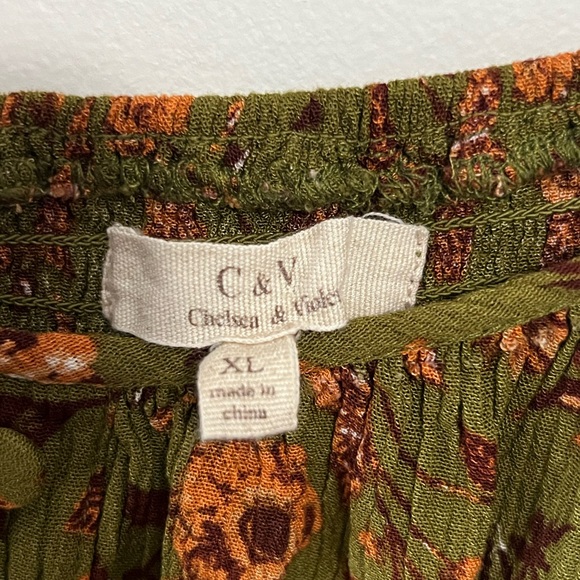 C&V Chelsea & Violet Floral Button Front Cropped Peasant Top. - Picture 4 of 10